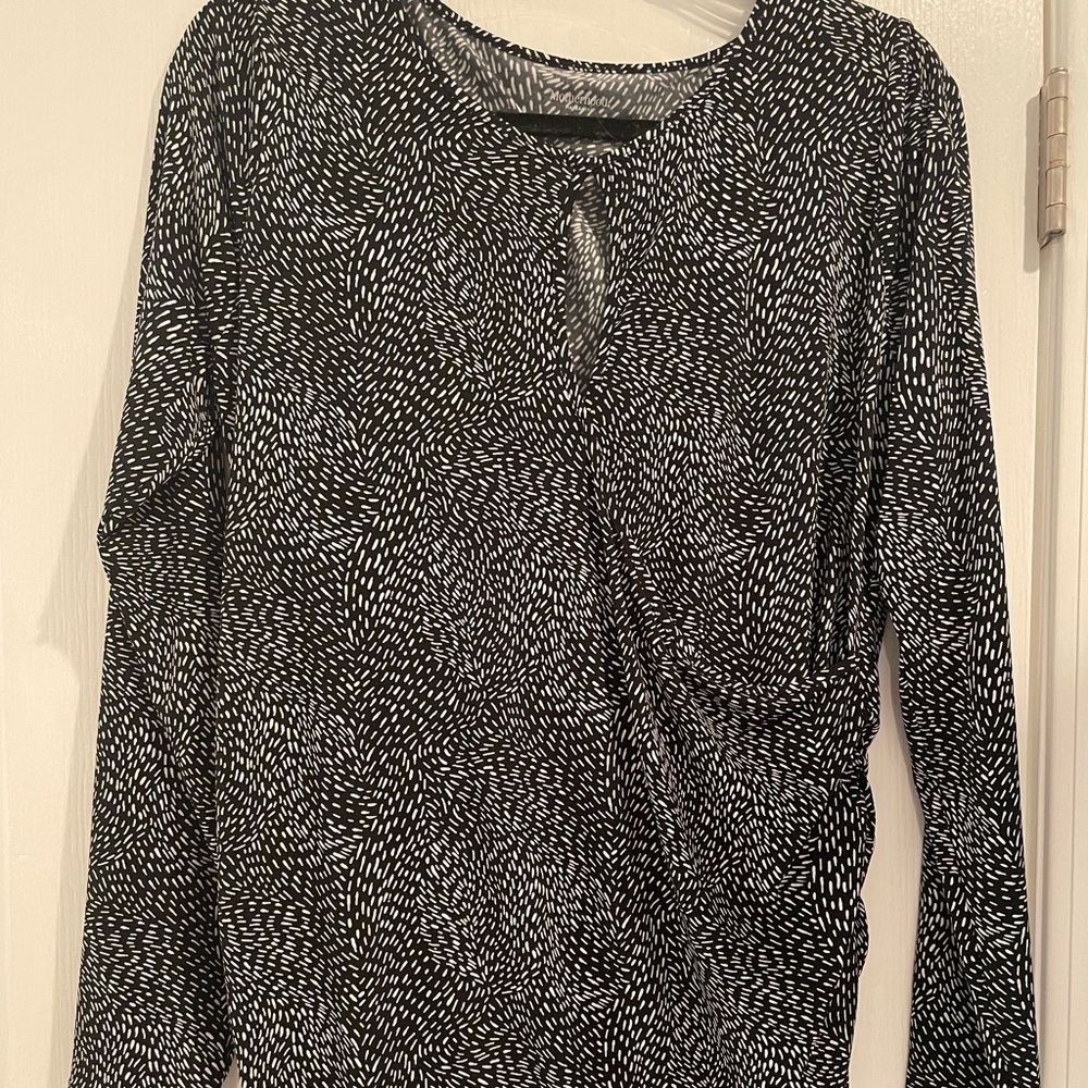 Black and white keyhole top